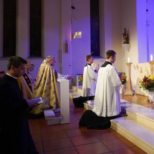 Oremus Gebetsabend in Heiligenkreuz; Priester und Ministranten knien vor der Monstranz